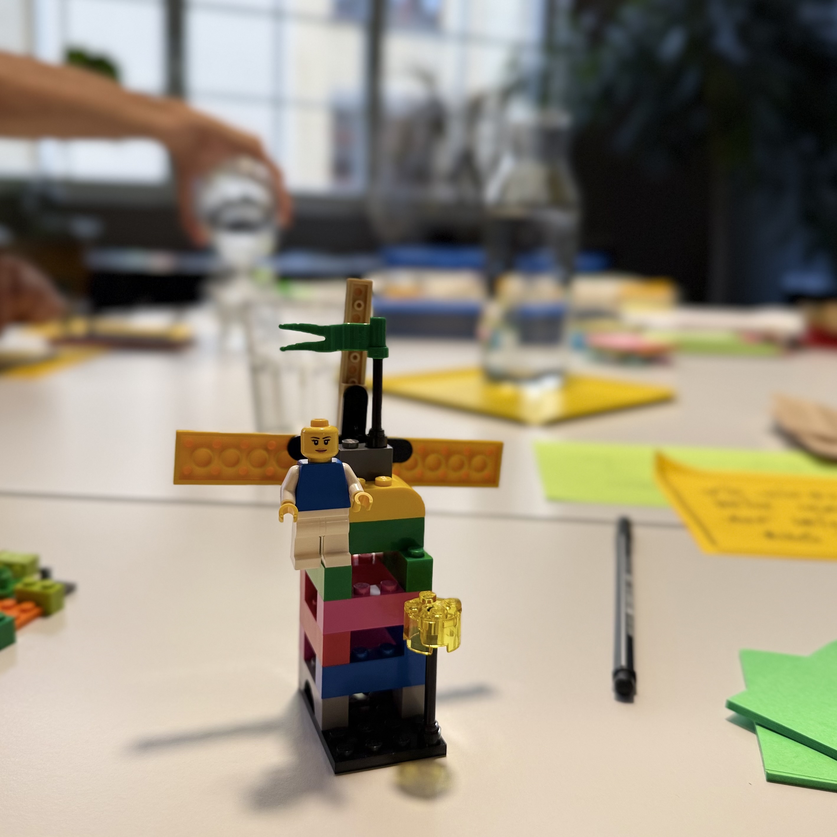 LEGO Modell am Tisch im Tu.es.day Workshop