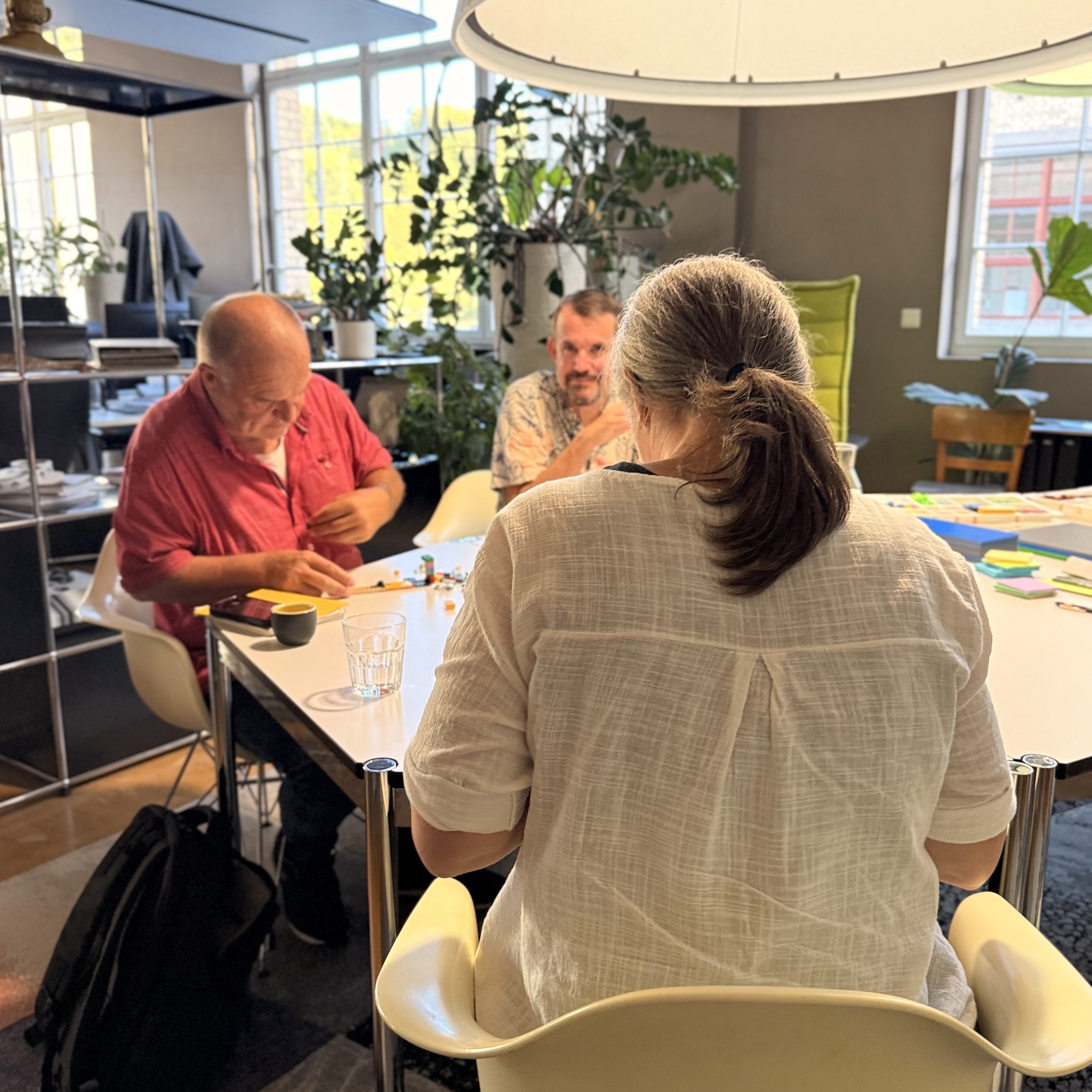 Teilnehmende am Tisch im Tu.es.day Workshop