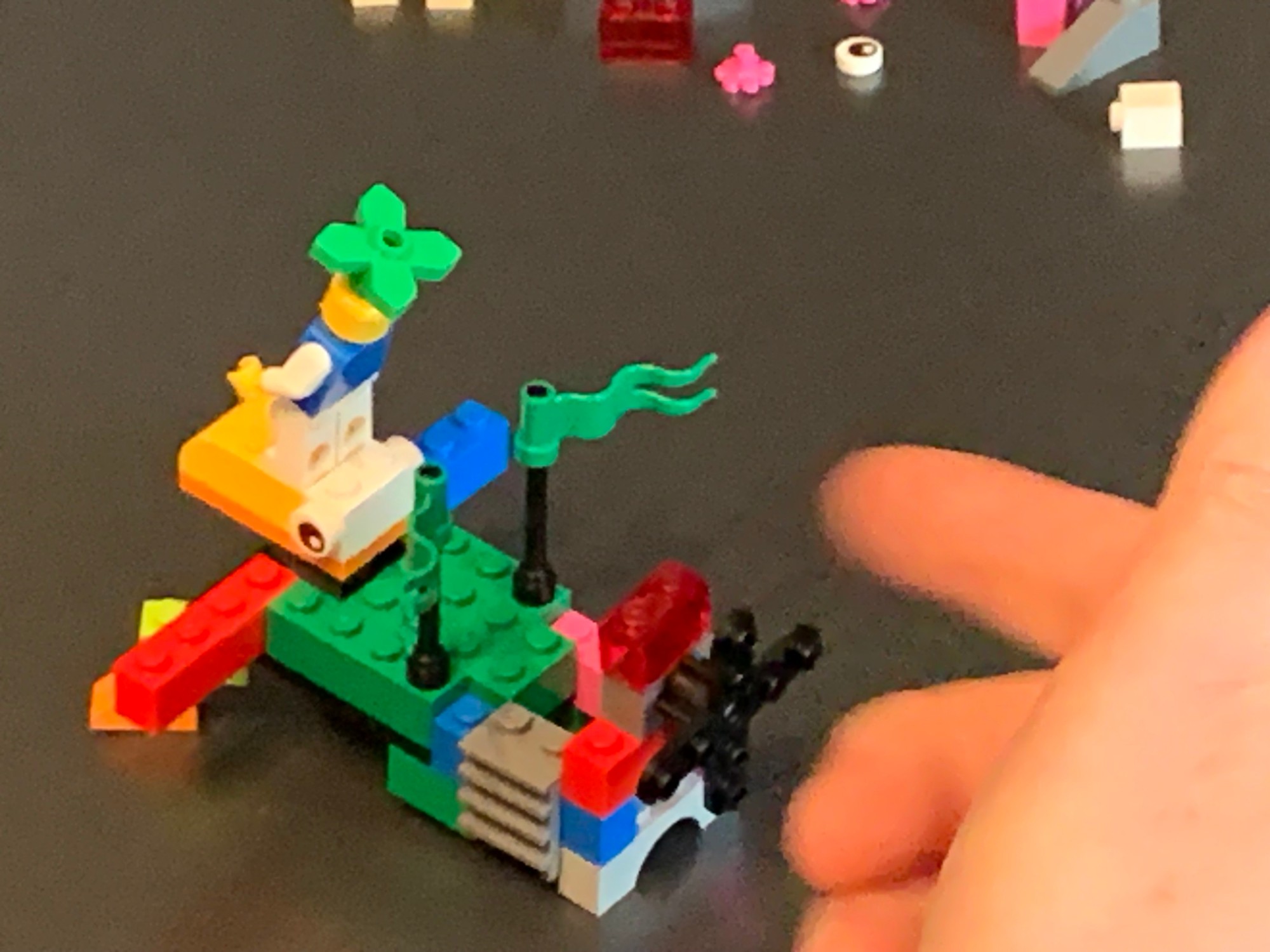 Ein gebauter LEGO-Vogel aus dem Kurs