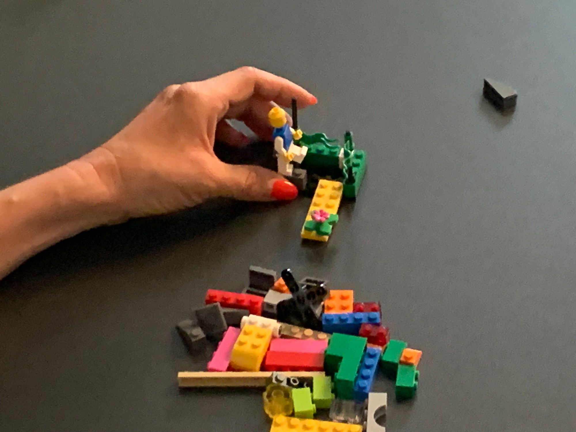 Eine Figur wird auf ein LEGO-Modell gesetzt