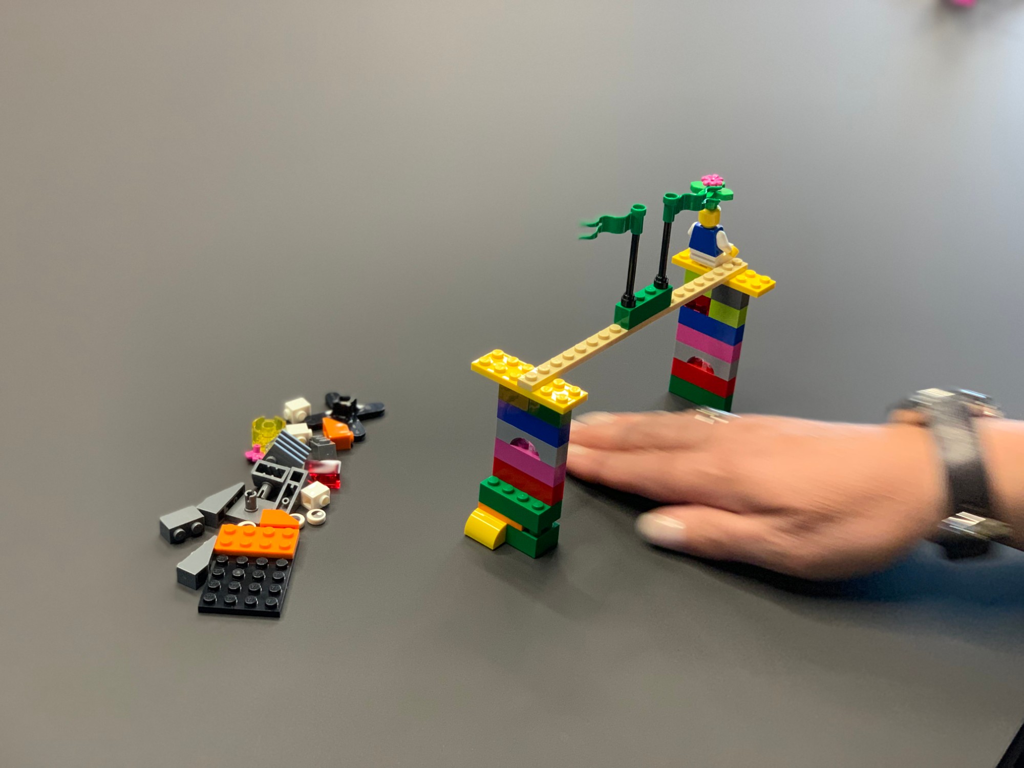 LEGO® Serious Play® im Schulkontext: gebaute Modelle auf dem Tisch